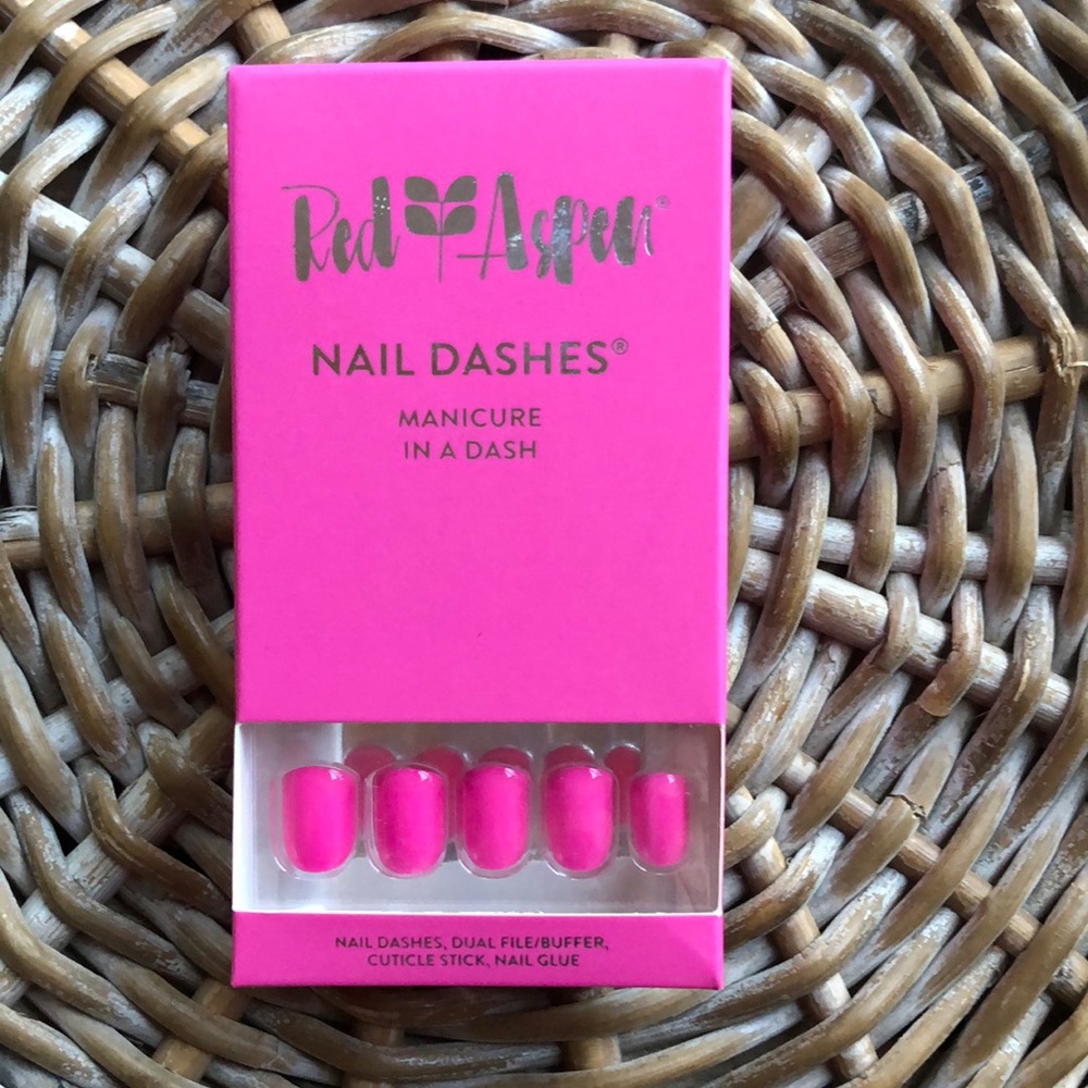 Harper Picks Peonies pink nail dashes